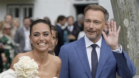 Sylt: Lindner verteidigt Hochzeit auf Sylt und Porsche .